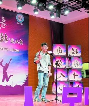 父亲离世留26万债务 男子边工作边复读圆大学梦
