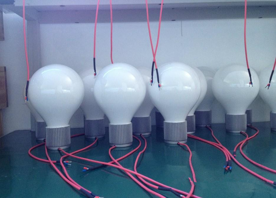 南京中学生体验100块钱有多重 需擦3000个灯泡