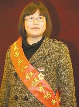 重庆36岁女教师体内带13块钢板坚持上讲台