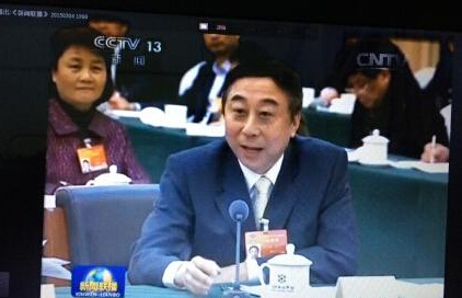 冯巩坐公交开两会