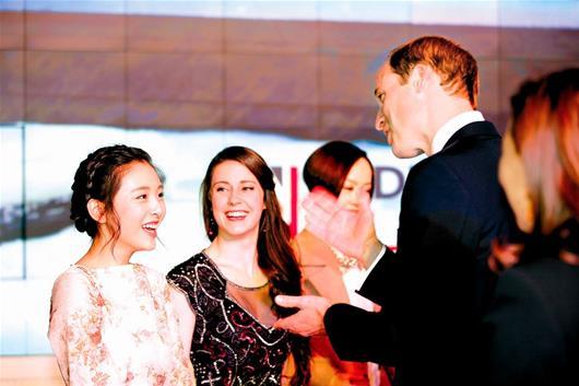 武大校花受威廉王子接见 借机推荐武汉鸭脖子