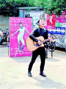 大三男生食堂前“裸征”女友 一丝不挂代表坦诚