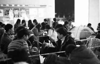 大学生抢图书馆储物柜 搭帐篷通宵排队