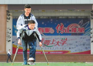 简阳男孩不能行走 全班63名同学给他当双腿
