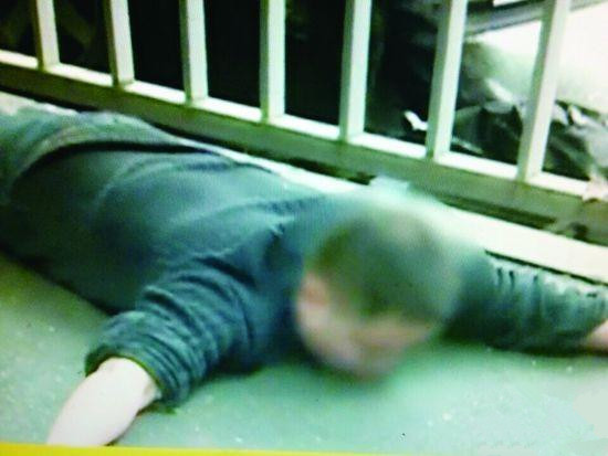男子单恋学校辅导员9年 每逢开学来校寻人