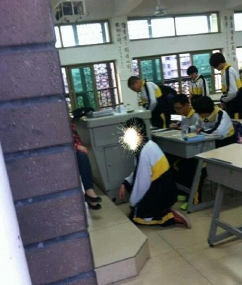 福州一学生跪着被老师批评