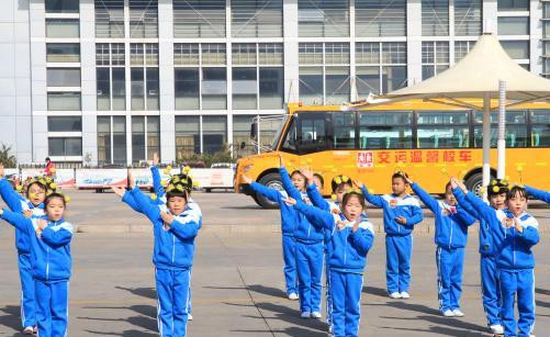 青岛千辆国学儿歌校车上路
