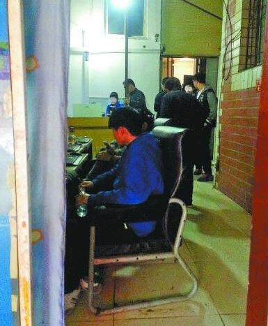 黑网吧留小学生“包夜” 面对镜头少年夺门而逃