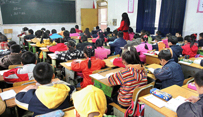 甘肃个别学校140多人一班 存在严重安全隐患