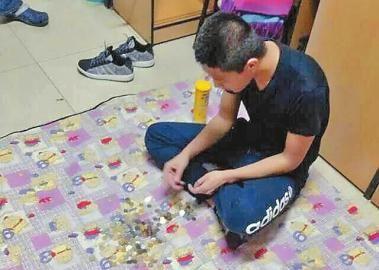 大一男生自习时间坐地上数硬币被通报