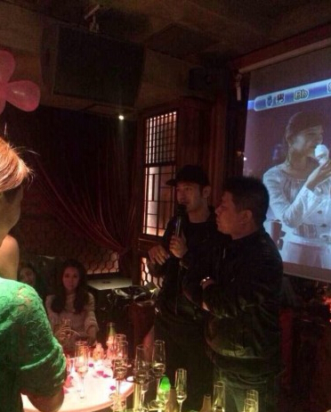 黄晓明为好友庆生