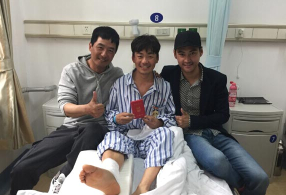 袁弘郭晓冬病房看望王宝强