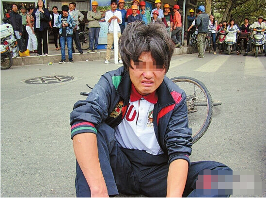 小伙碰瓷6年同一个表情和姿势