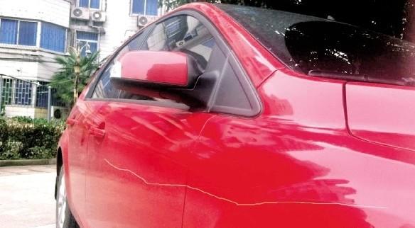 副厅级退休干部在小区内划伤多辆轿车