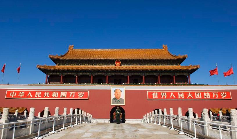 男子向天安门毛主席像泼墨