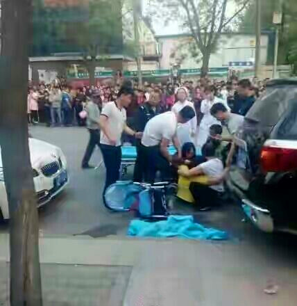 "宝马车撞死婴儿"事发现场