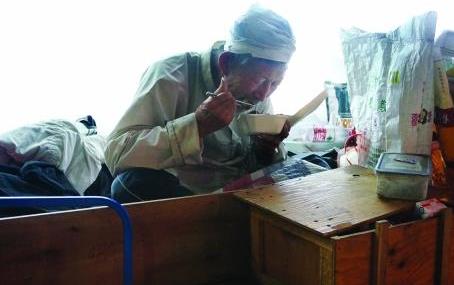 77岁拾荒老人会英语教学生单词