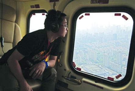 图说：直升机空中游览项目经过数天试飞，于昨天正式开放。