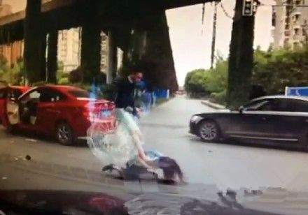 女司机变道惹怒男司机 被暴打至脑震荡