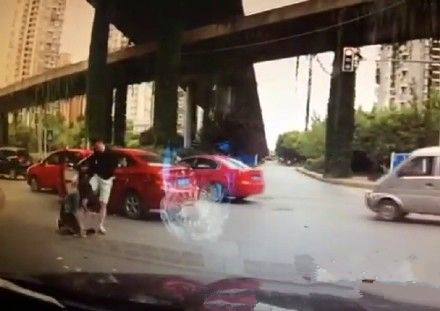 女司机变道惹怒男司机 被暴打至脑震荡