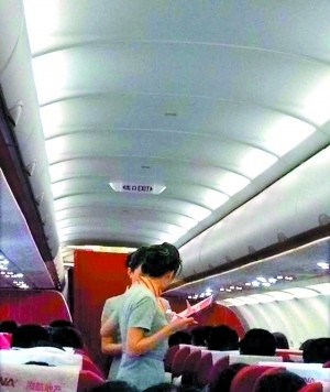 女子坐飞机遇空姐推销面膜 航空公司回应系战略