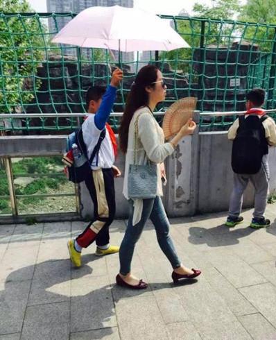 学生出游为教师打伞
