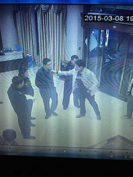民警出警现场接受带头打砸者递烟