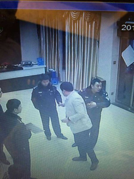 民警出警现场接受带头打砸者递烟