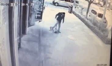 男子殴打扫地小男孩