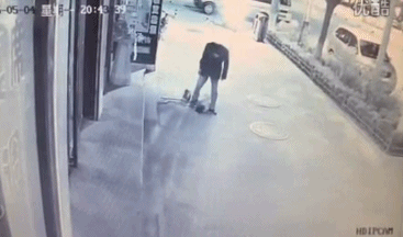 男子殴打扫地小男孩