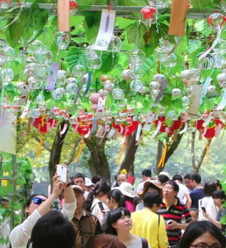 景区挂千只风铃遭游客哄抢一空