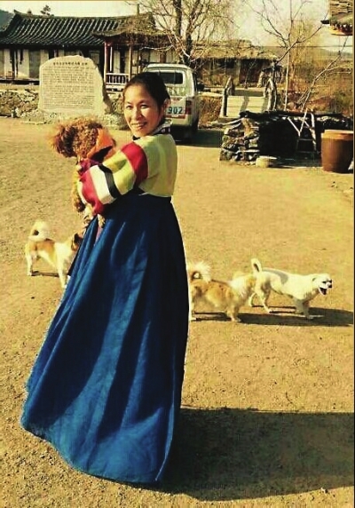 爱狗如命 她带宠物狗全国游