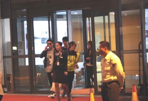 郑恺疑似承认恋情 邓超抢话：都上热搜了