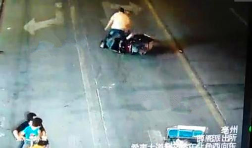 女子骑车遇“路怒”男被当街踹头 次日上吊自杀