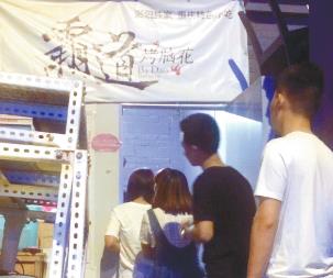 女研究生毕业摆摊卖烤脑花 怕亲戚说她没本事