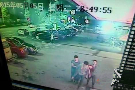 大学女生醉酒被3名男同学抬至酒店 遭性侵后死亡