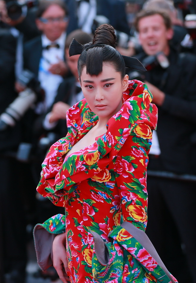 张馨予被曝买邀请函蹭戛纳红毯 旅行社已可代理