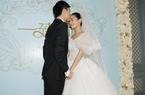 “安陵容”陶昕然大婚与老公同哭