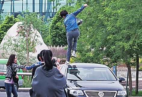 虐狗男子遭人肉后公开道歉 爱狗人士踩其车被拘留