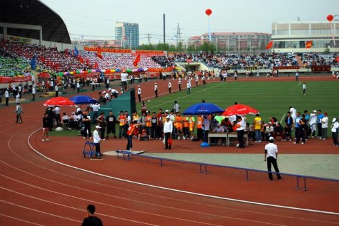 大学运动会禁学生无故请假有人花200元雇人看