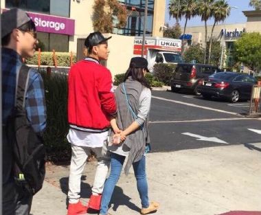 黄子韬美国养伤生活曝光 牵手母亲低调逛街