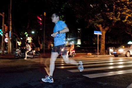 “夜跑”操之过急有风险 大学生猛跑跑成肾衰