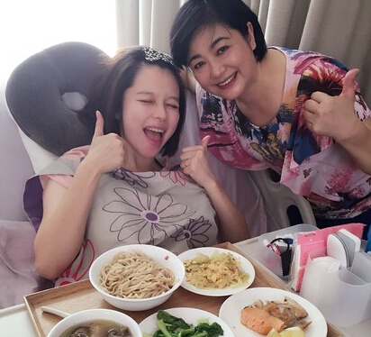 徐若瑄怀孕五月卧床待产 肚皮现勒痕