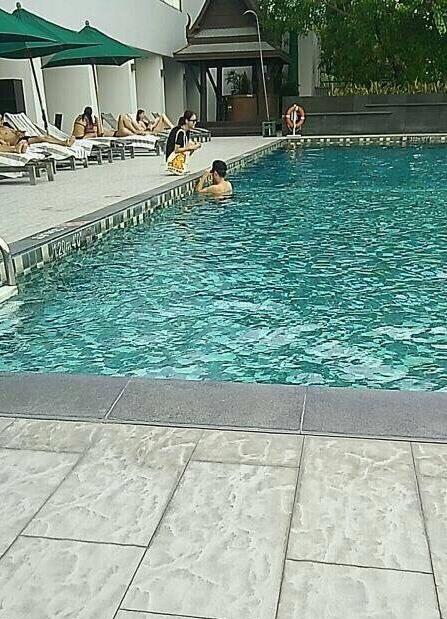 陈赫泰国拍新片 网传张子萱探班泳池约会