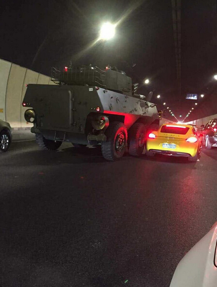 保时捷撞上装甲车 隧道行车的那些事