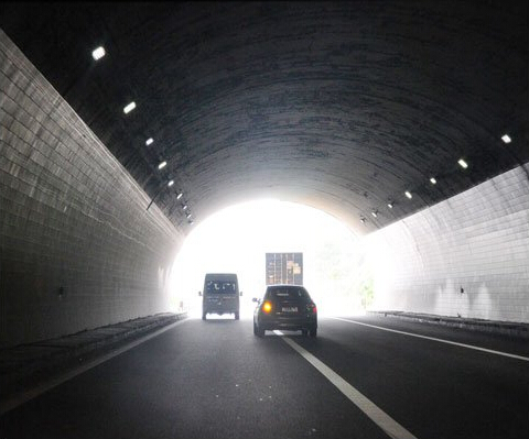 保时捷撞上装甲车 隧道行车的那些事