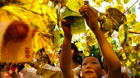 泰国为吸引财神 每天1吨榴莲免费吃