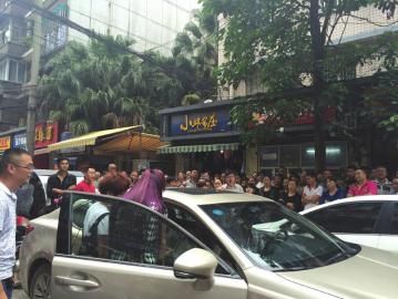 豪车女司机拒为120让路打倒女协警