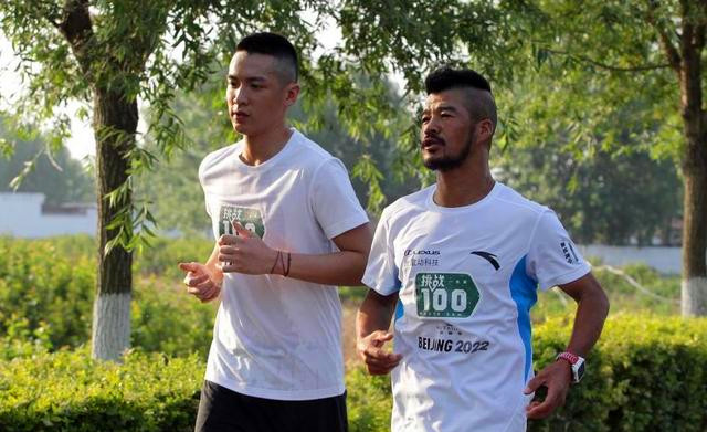 柯震东高温酷暑陪跑10公里