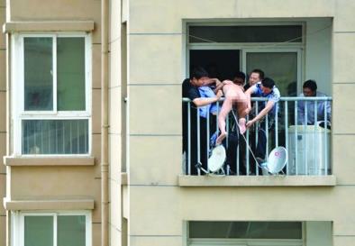 民警救下裸体男子